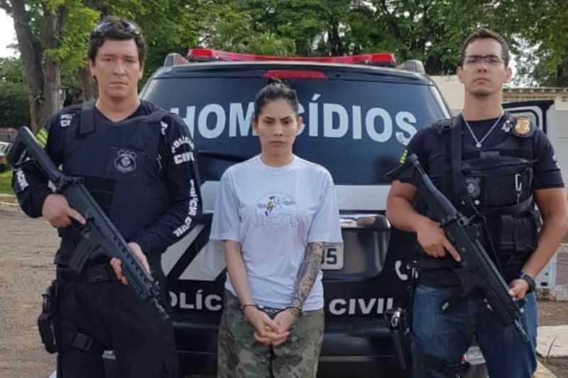 Polícia apresenta garota de programa indiciada por matar homem após esbarrão em boate