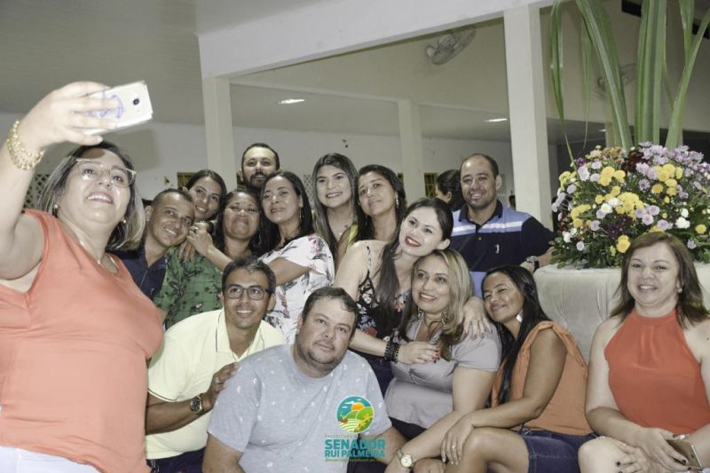 Prefeitura de Senador Rui Palmeira homenageia professores da rede municipal com coquetel