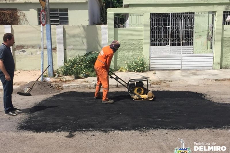 Ruas e avenidas de Delmiro Gouveia estão recebendo as ações da Operação Tapa-Buracos