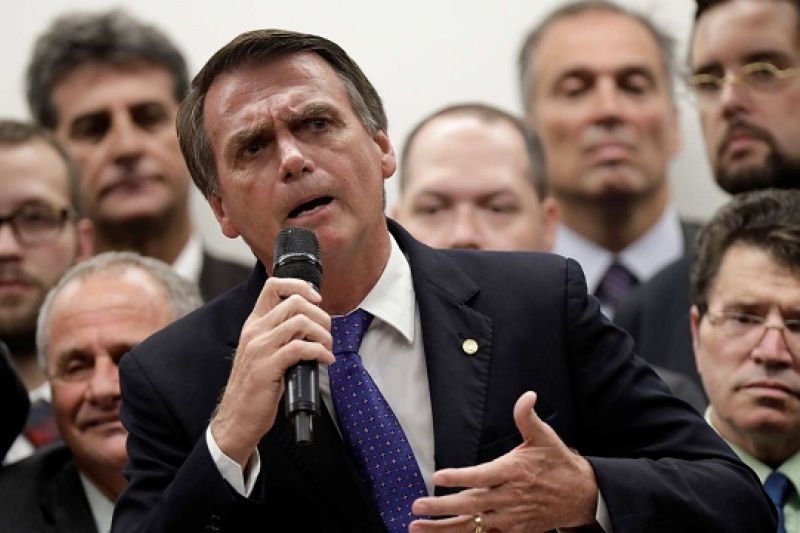 Bolsonaro barra jornalistas em 1ª coletiva como presidente eleito