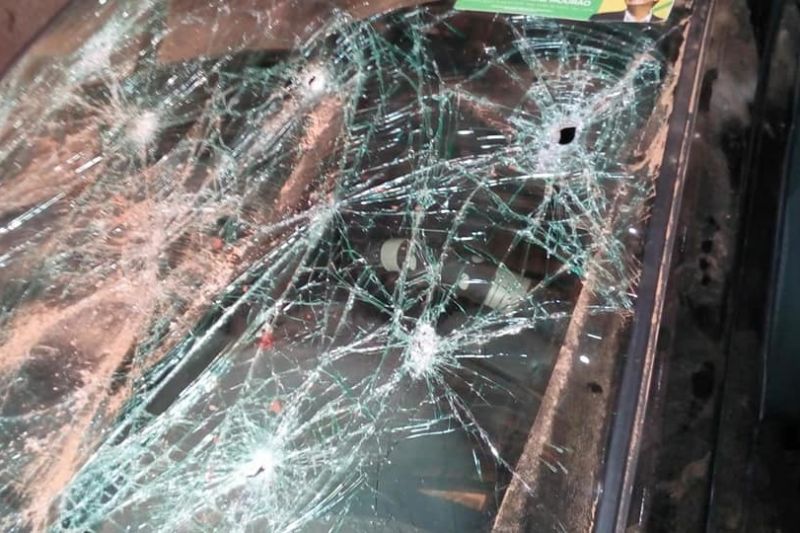Homem é surpreendido por criminosos e tem carro alvejado por vários tiros em Pão de Açúcar