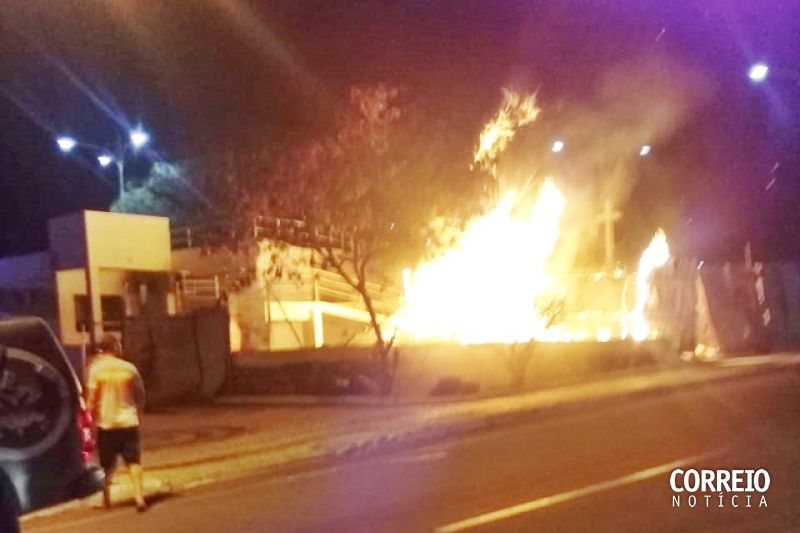 Incêndio em canteiro de obras por pouco não atinge memorial em Delmiro Gouveia