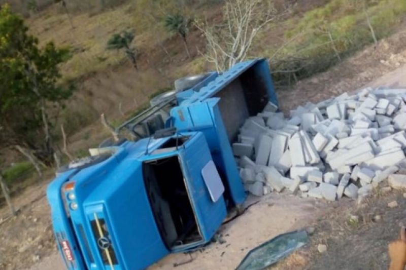 Caçamba carregada com pedras tomba depois de não conseguir subir ladeira em Mata Grande