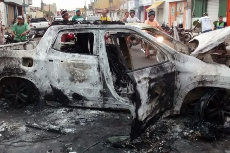 Bandidos assaltam agência bancária, incendeiam viaturas e enfrentam a polícia no Maranhão