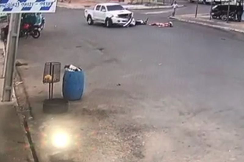 Jovens têm fraturas expostas nas pernas após sofrerem acidente com moto em Dois Riachos