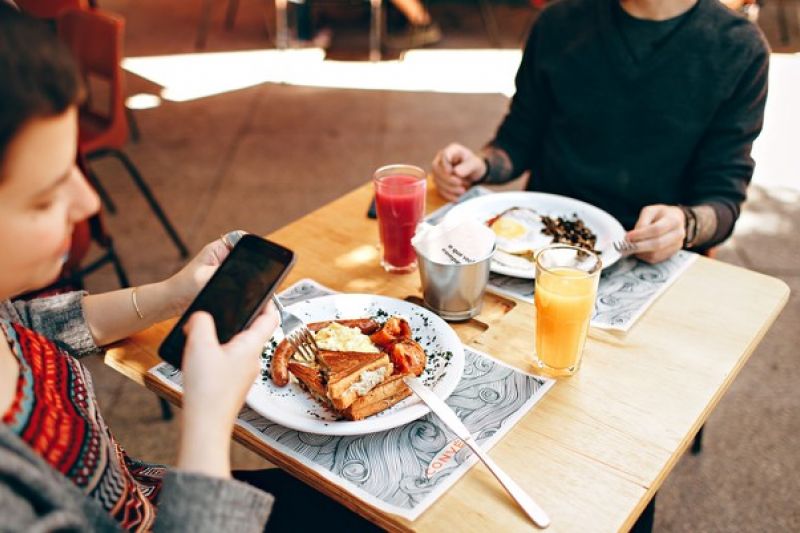 Restaurante dá prato grátis a crianças quando pais aceitam ficar sem celular no jantar