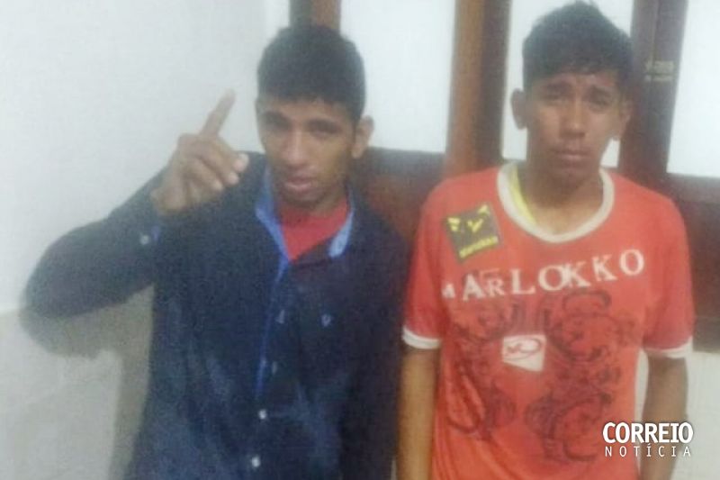 Jovens são presos com simulacro de pistola, moto adulterada e dinheiro falso em Pariconha
