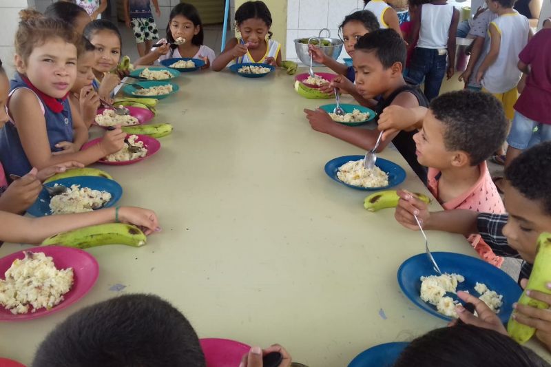 Escolas da rede de ensino municipal começam a receber alimentos do PAA