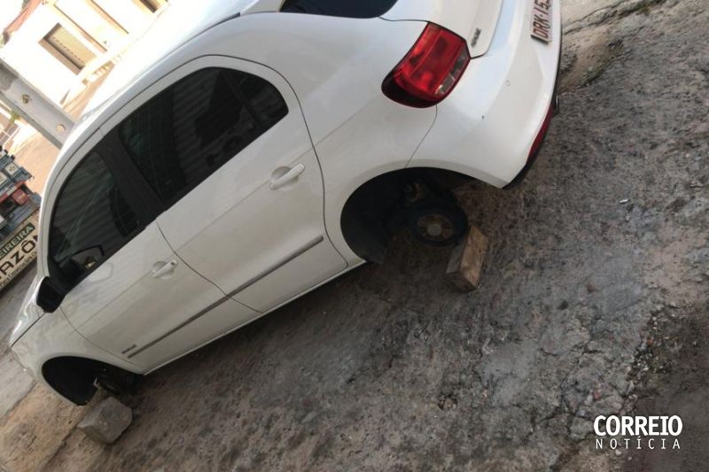 Crimonosos furtam rodas e pneus de carro em frente de madeireira em Delmiro Gouveia