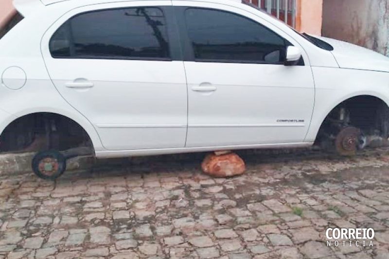 Furtos de rodas e pneus de carros que “dormem” na rua deixam proprietários em alerta