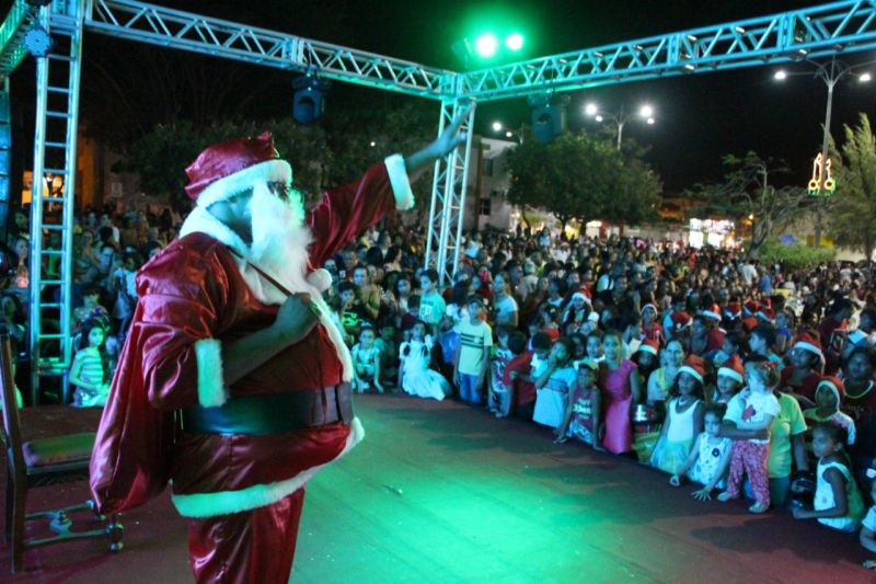 Papai Noel é recebido por centenas de crianças na praça da matriz em Delmiro Gouveia