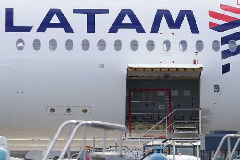 Voo da Latam tem choro, oração, porta arrombada e gritos ante de pouso de emergência