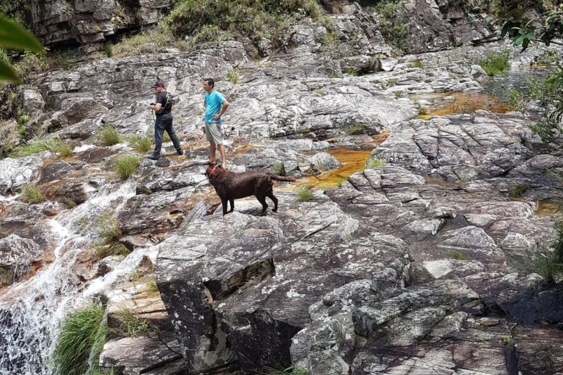 Mulher morre em tromba d'água durante rapel na Cachoeira do Zé Pereira, em Minas Gerais