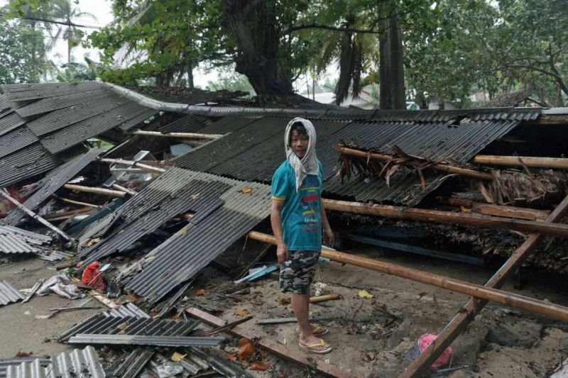 Onda gigante atingiu palco, banda e público em show em praia na Indonésia