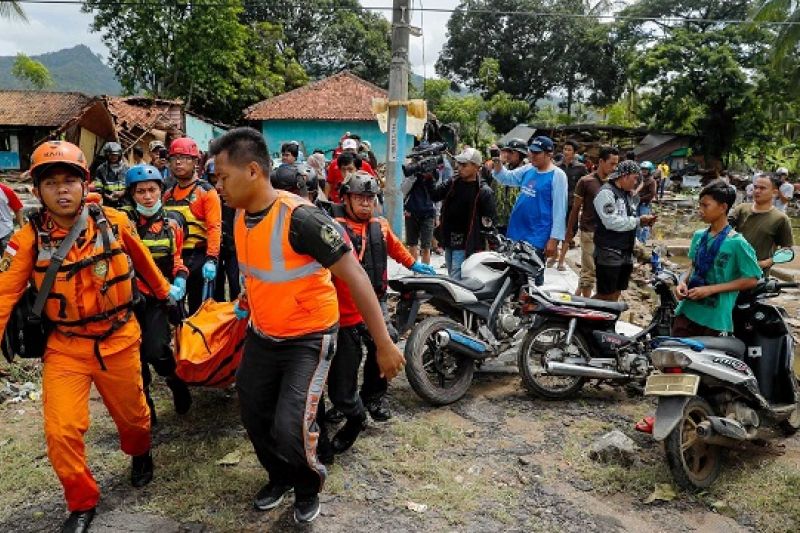 Sobe para 373 número de mortos em tsunami na Indonésia