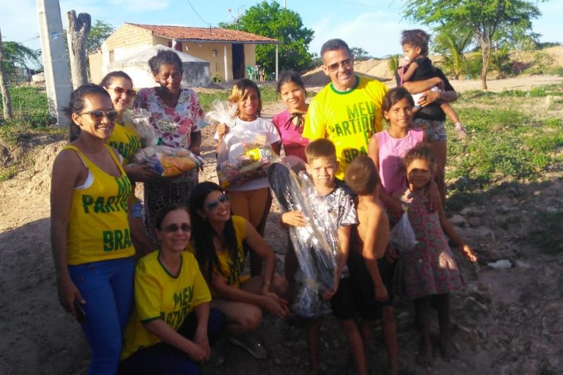 Movimento e grupo jovem de Santana fazem doações às famílias carentes do município