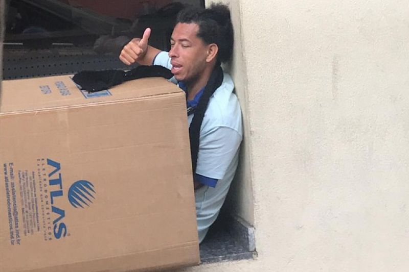 Solidariedade: grupo aluga e mobília casa para homem que morava em caixa de papelão na rua