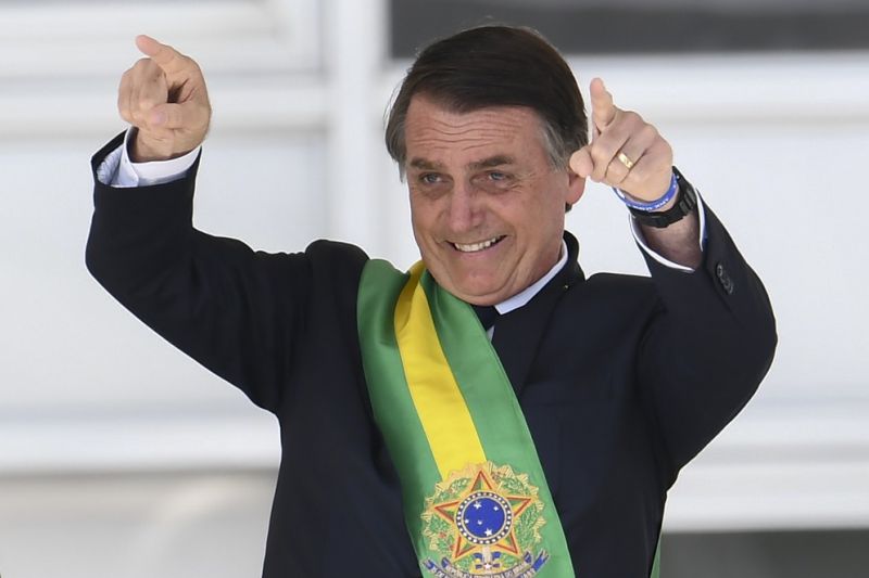 Bolsonaro assina decreto que fixa salário mínimo em R$ 998, o menor aumento em 24 anos