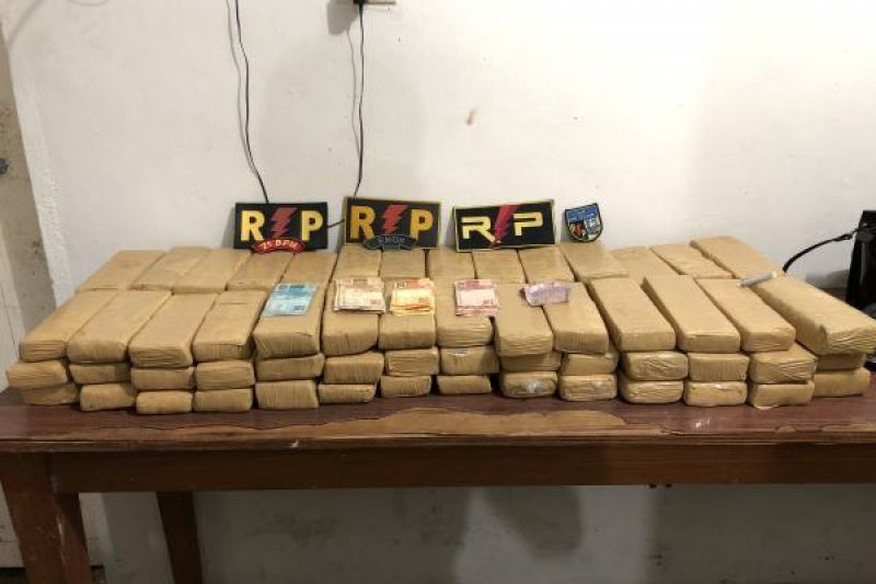 Mulher é presa ao ser flagrada com mais de 40 quilos de maconha em Santana do Ipanema