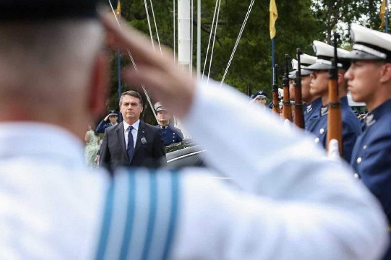 Oferta de Bolsonaro para base militar dos EUA no Brasil gera críticas entre militares