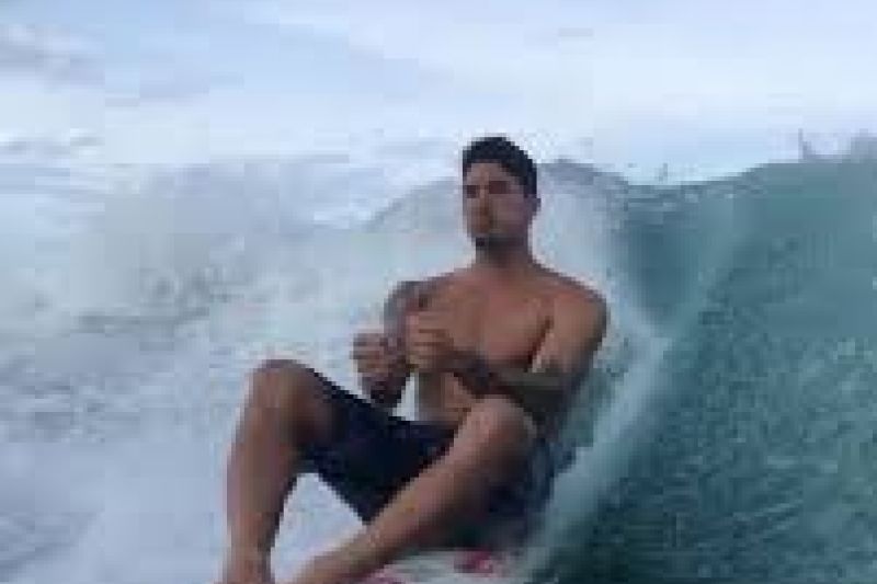 De férias, Medina abusa e pega onda sentado em Santa Catarina: