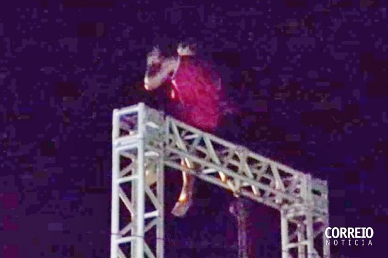 Homem escala estrutura de som para ver