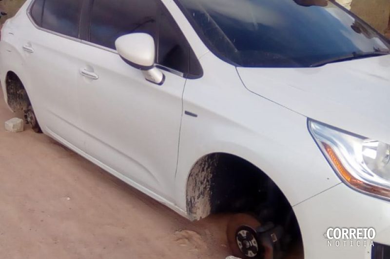 Com queixa de roubo, carro com placa de Maceió é encontrado sem as rodas e pneus em Canapi