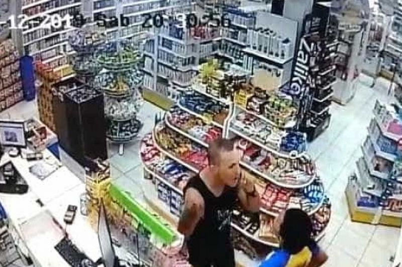Sargento da PM flagrado agredindo mulher em farmácia é afastado da corporação
