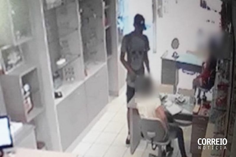 Após assaltar ótica e relojoaria, homem sai caminhando tranquilamente em Delmiro Gouveia