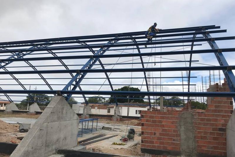 Construção da quadra poliesportiva da Lagoinha tem continuidade e segue a todo vapor