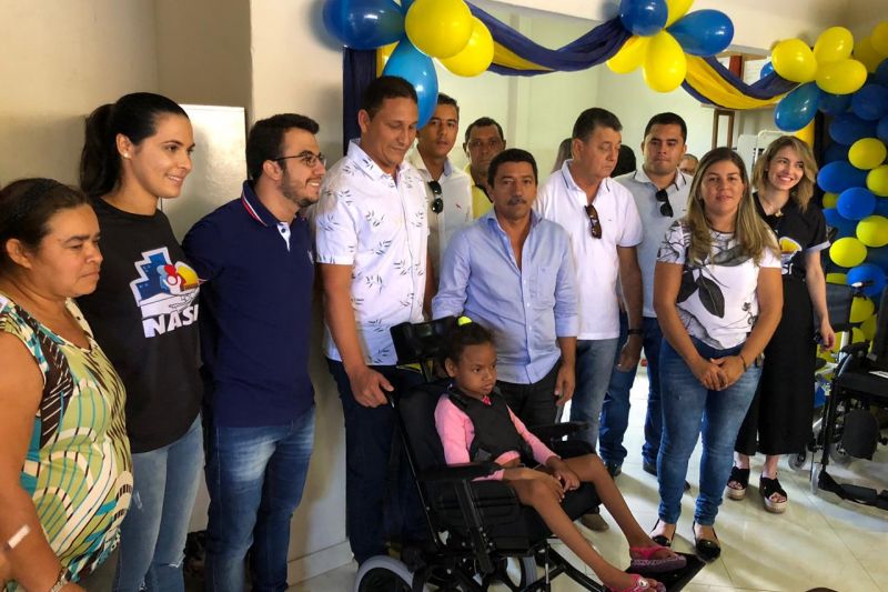 Prefeito Zé Carlos participa da entrega de cadeiras de rodas e de banho em Água Branca