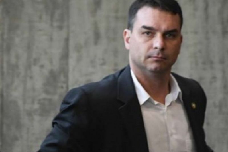 Em nova entrevista, Flávio Bolsonaro descarta se afastar do mandato de senador