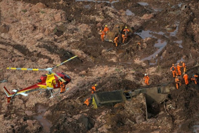 Ônibus é achado com mortos em Brumadinho, diz porta-voz dos Bombeiros