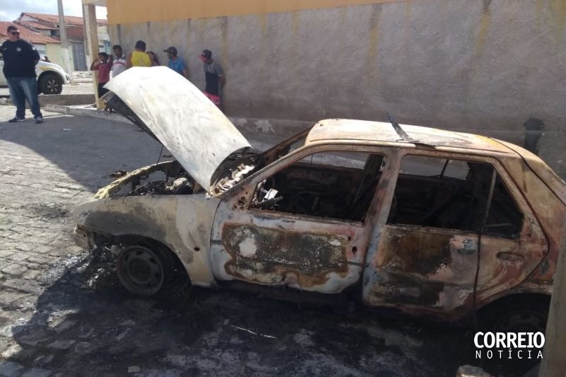 Proprietário de oficina tem carro incendiado durante a madrugada em Delmiro Gouveia