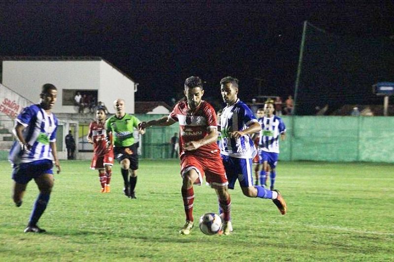 Jaciobá sofre com bola parada, pressiona, mas perde para o CRB por 2 a 1 no Alagoano