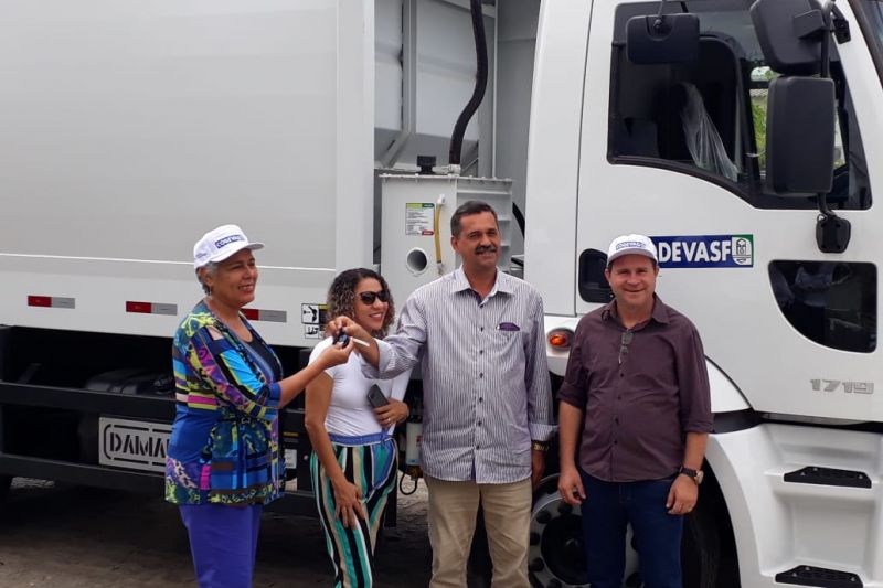 Delmiro Gouveia é contemplado com caminhão compactador de lixo