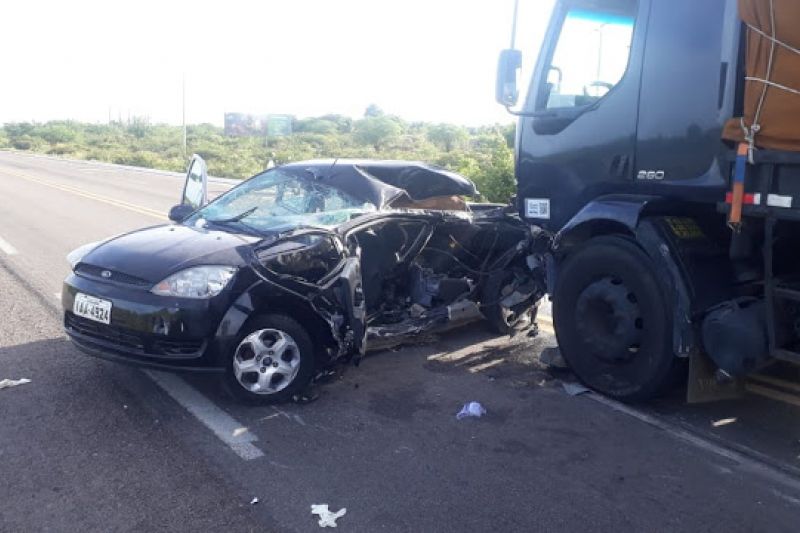 Moradores de Paulo Afonso sofrem grave acidente de carro no trevo de acesso a Tacaratu