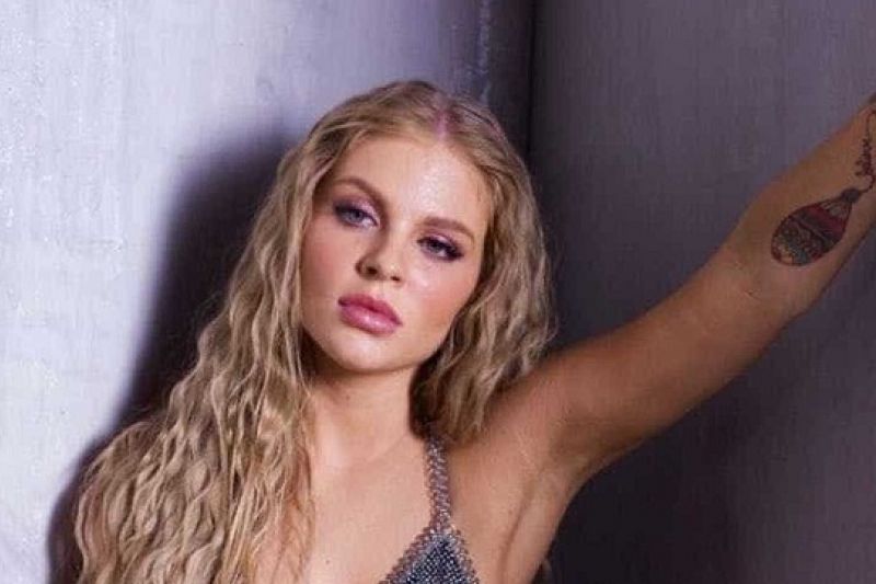 Cantora que se casou em Alagoas tem foto nua publicada em rede social após invasão