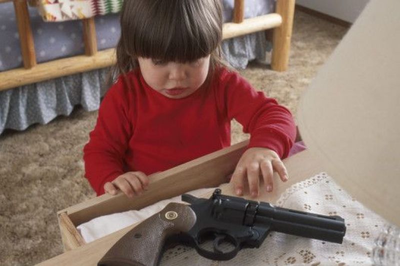 Grávida de 8 meses é baleada no rosto por filho de 4 anos que achou arma no quarto