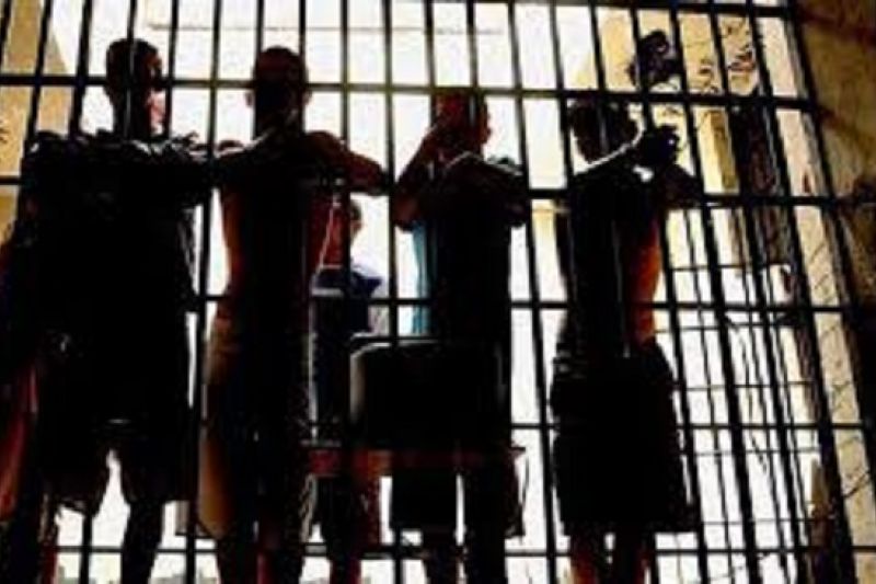 Depois de ter afirmado que  não concederia indulto a presos, Bolsonaro assina decreto