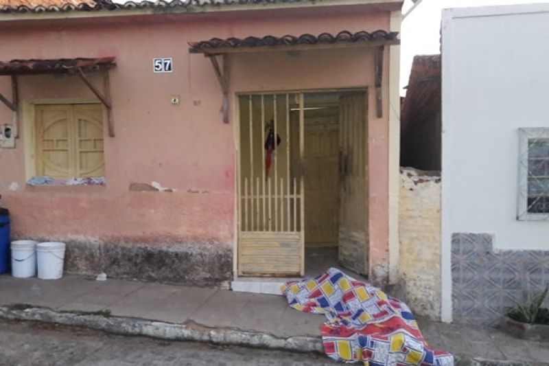 Homem é assassinado com vários tiros próximo de cemitério em Olho D’água das Flores