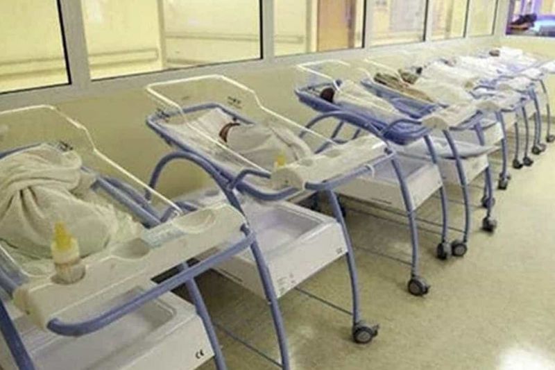 Mãe de 25 anos, que já tinha três filhos, dá à luz a sete gêmeos de parto normal