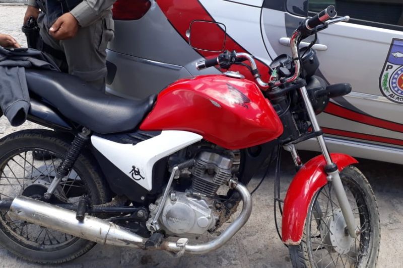 Moto com chassi adulterado é apreendida depois de ser encontrada abandonada em Inhapi