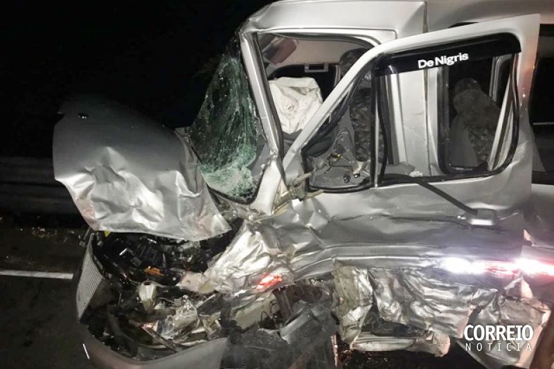 Doze pessoas ficam feridas no acidente com van que transportava estudantes de Piranhas