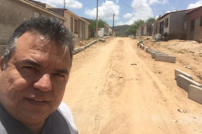 Prefeito visita obras do Cine Teatro e pavimentações, em Pariconha
