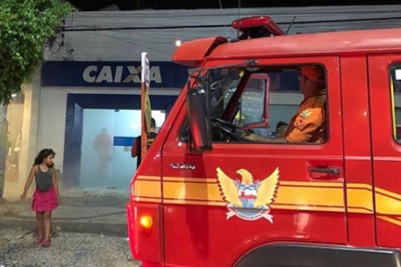 Fumaça de dispositivo de segurança é acionada na Caixa Econômica de Delmiro Gouveia