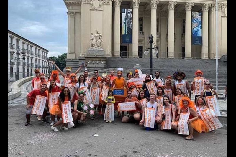 Grupo de 48 foliões se fantasia de ‘depósitos de Queiroz’ no Rio