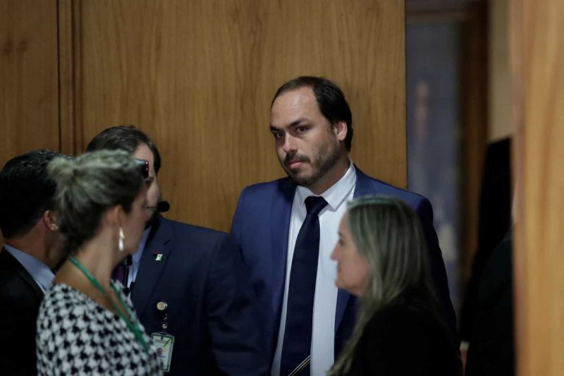 Mesmo após críticas, Bolsonaro diz que seguirá ouvindo sugestões do filho