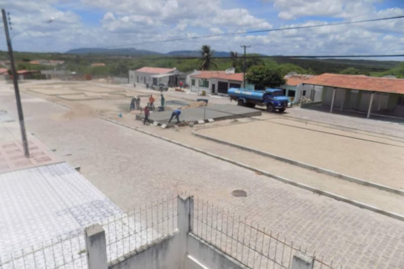 Prefeitura de Delmiro Gouveia avança na construção da praça central do Distrito Sinimbu