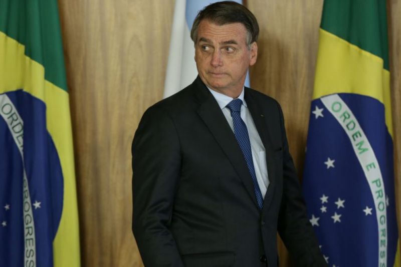 Bolsonaro manda recolher caderneta de saúde do adolescente e retirar imagens de prevenção
